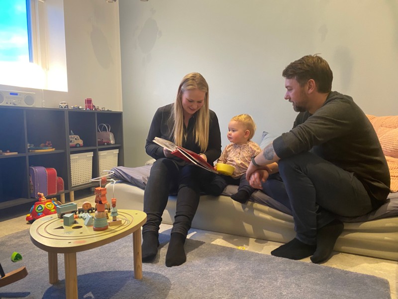 Pandrup har alt, hvad en børnefamilie kan ønske sig, mener Signe og Jesper, der har valgt at slå sig ned her med deres sammenbragte familie. Her er de med Marie på halvandet år.