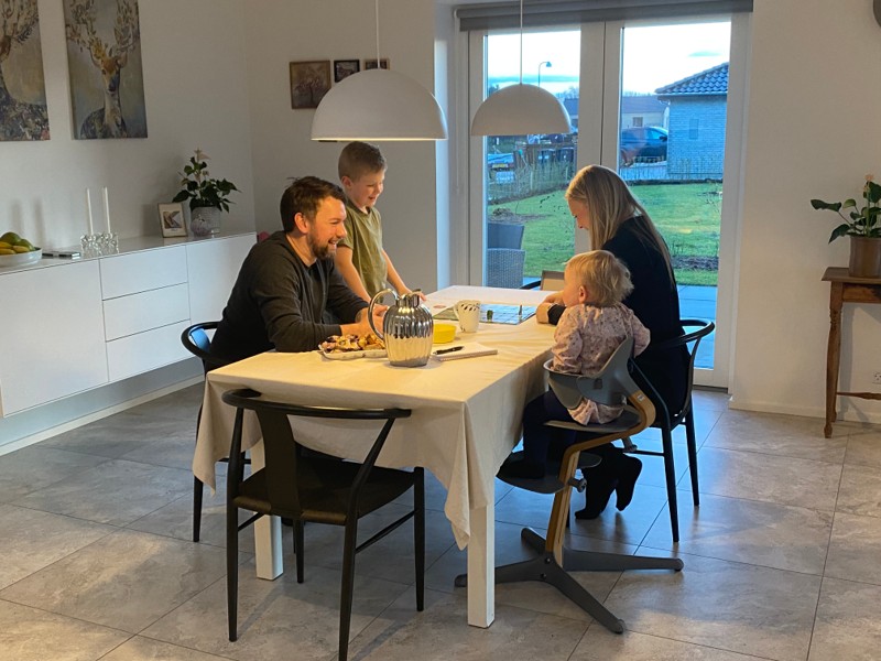 Signe og Jesper er flyttet ind i et nybyggerkvarter tæt det nye Skolecenter Jetsmark. Her er der spilhygge ved spisebordet med Albert på seks år og Marie på halvandet år.