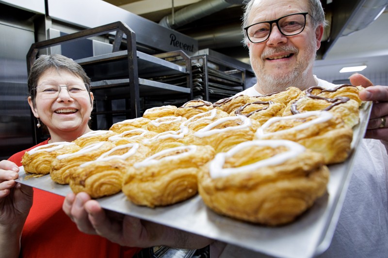 Kagens Dag i Nørager plejer at være noget af et tilløbsstykke - her står Helle og Peter Rask fra Nørager Bageri klar med 15.000 små kager i Kig ind.