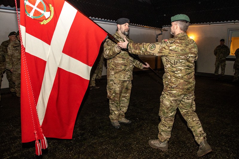 Afgående kompagnichef kaptajn Henrik Guldager afleverer kompagnifanen til oberstløjtnant Claus Schmidt, der er Hjemmeværnets distriktschef i Nordjylland.