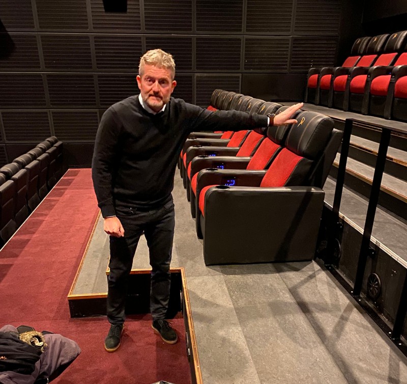 Jan Ringtved viser, hvordan der er blevet mere plads til kørestole i de nyrenoverede sale.