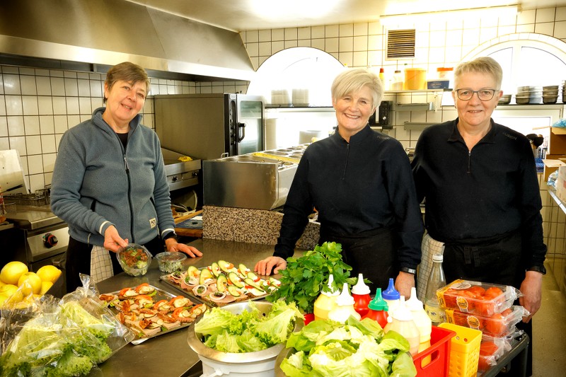 Trekløveret, der tilsammen har stået 109 år i køkkenet hos Klemmen i Aars. Fra venstre Dorthe Kristensen, Anne Marie Kristensen og Karin Andersen.