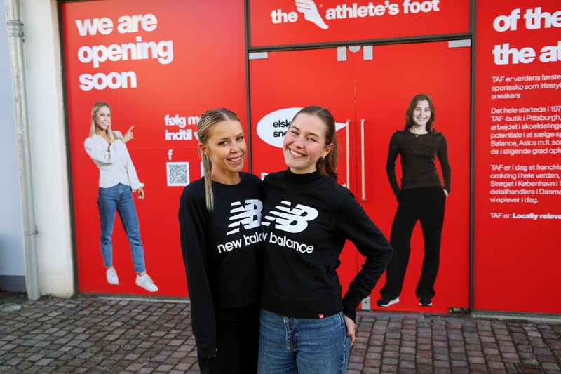 Butikschef Maria Rose og salgsassistent Emma Kammer foran The Athlete's Foot, der snart åbner i gågaden.