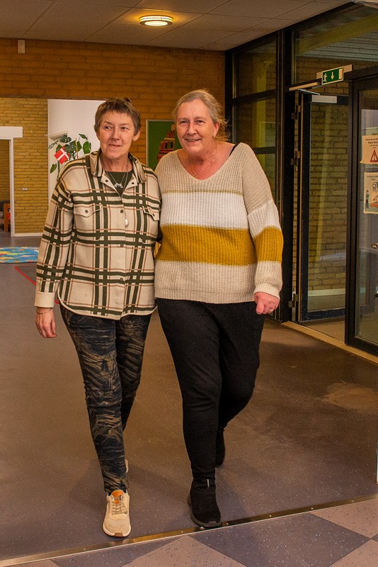 Intetanende er 40 års jubilar her på vej til mediateket, hvor alle børnene venter.