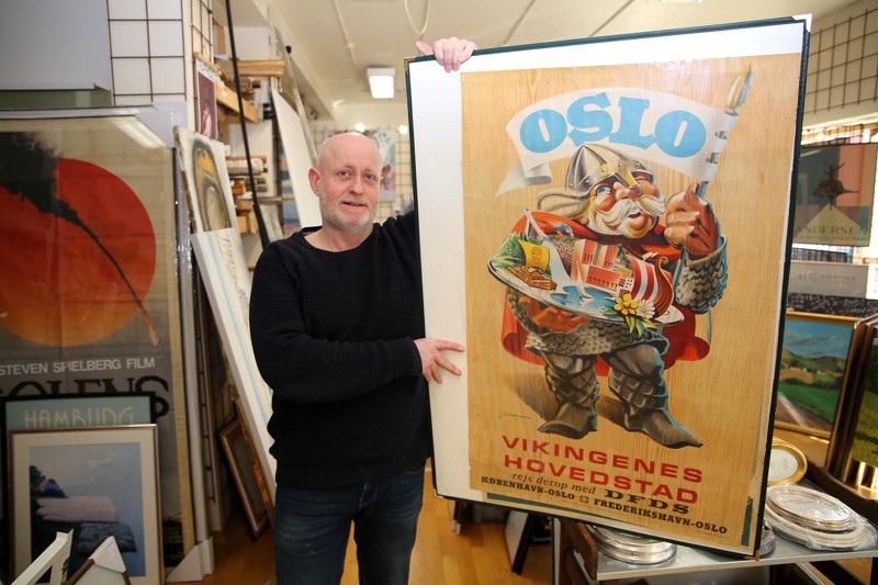 Lars Falk med en af sine gamle plakater, en reklame for DFDS' Frederikshavn-Oslo rute. Plakaten er fra starten af 1970'erne. Efter 46 års pause sejler DFDS igen på ruten.