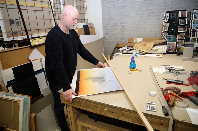 Lars Falk arbejder i dag mest med indramning af malerier og plakater.