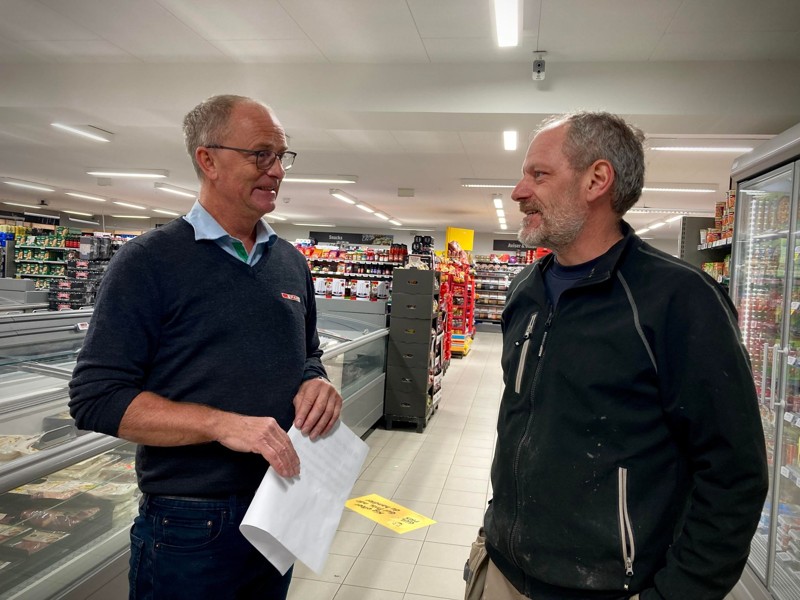 Købmand Jan Jæger og formanden for Øster Brønderslev Borgerforening, Jesper Albrechtsen.