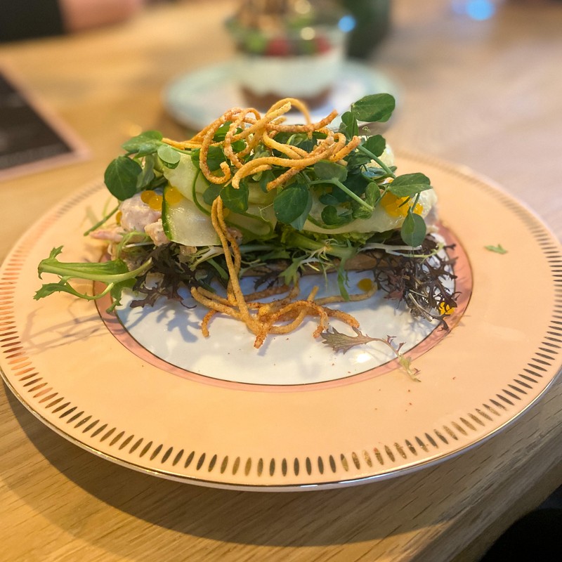 Foruden kage og brød finder du også lækre smørrebrød på menuen hos Fru Søgaard - her med rejer, ærtepesto, agurk, rejesalat, caviar, ærteskud og friterede nudler.