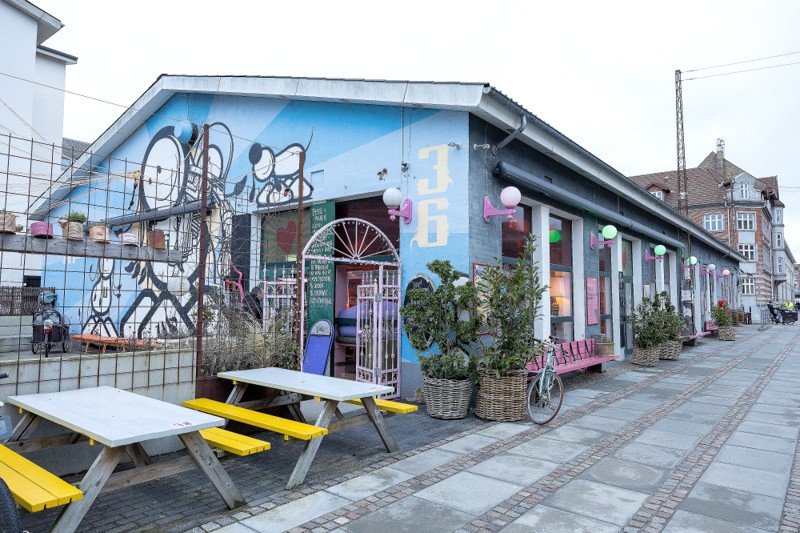 Café Ulla Terkelsen London har gratis drikkevarer med, når Vestbyens Dag finder sted hos Astrid Frank, der ligger tæt på caféen.