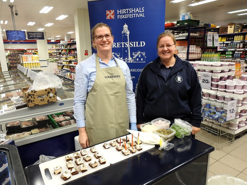 I Rema var det fru Kathrine Carlsen fra Tenax sammen med fru købmand Jannie Knudsen, der stod for smagsprøverne.