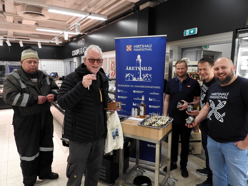 I Brugsen var det fra venstre Karl Egon Thomsen, Torben Elling, uddeler Leon Jensen, Ole Kjærsgaard samt Uffe Truelsen.