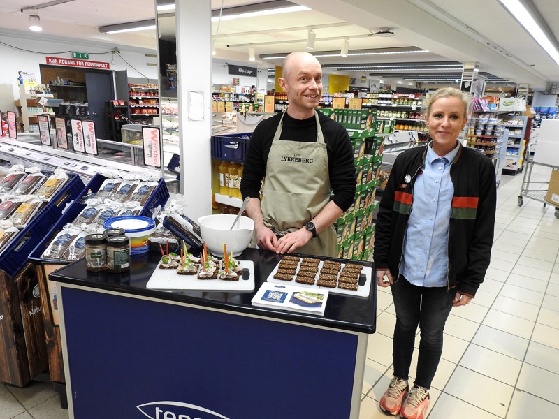 Hos Spar og Slagter Winther var det Kim Petersen fra Tenax og Pernille Furrebæk fra Spar, der stod for smagsprøverne.