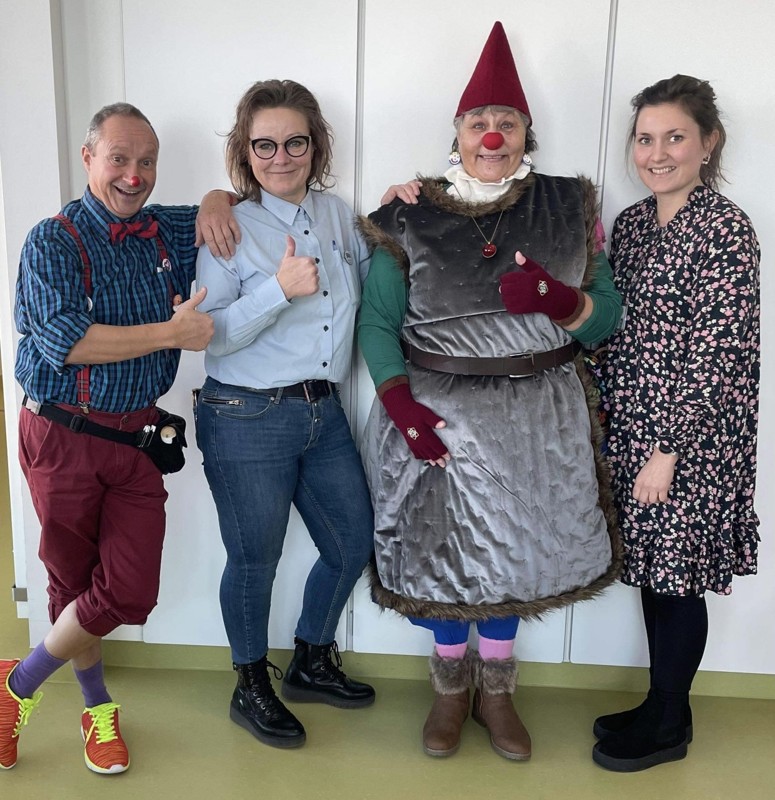 På billedet fra venstre er det: Luigi, Lone Krogh Andersen (sektionschef), Tut og Trine Sørensen (pædagog på børneafdelingen).