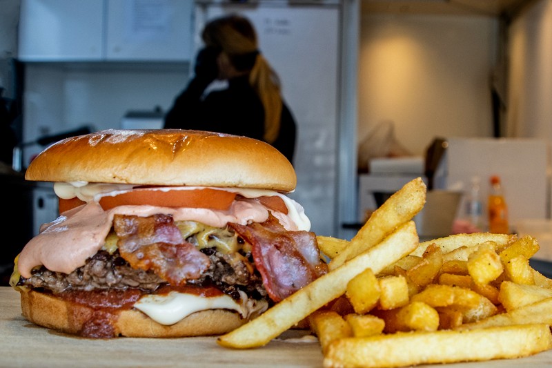Mange i Halvrimmen skiftede søndag den hjemmelavede aftensmad ud med en burger fra Nordsoe Foodtruck.