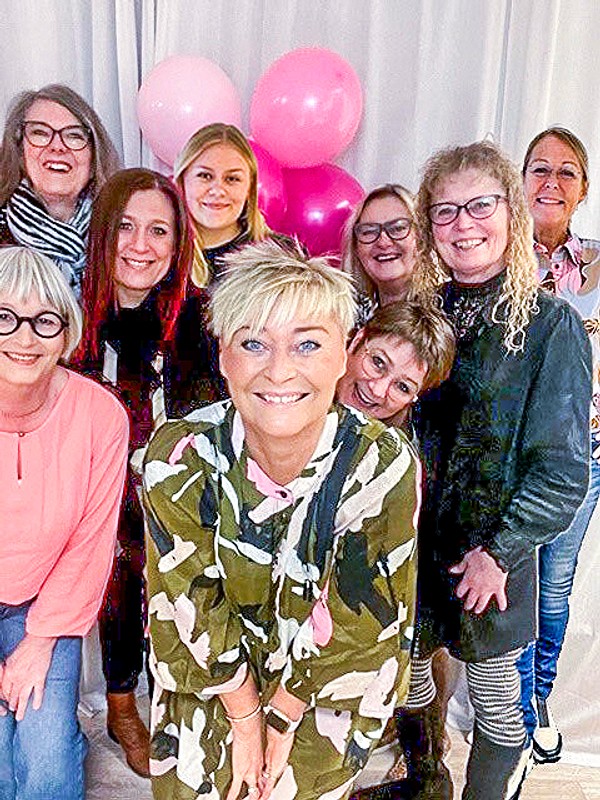 Tina Voigt Madsen, der her ses i spidsen for sit personale, har 10 års jubilæum som indehaver af Tiff.