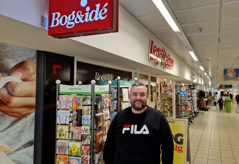 Dennis Simonsen har været glad for at have boghandlen i Rådhuscentret. Men der er ikke længere kunder nok, siger han.