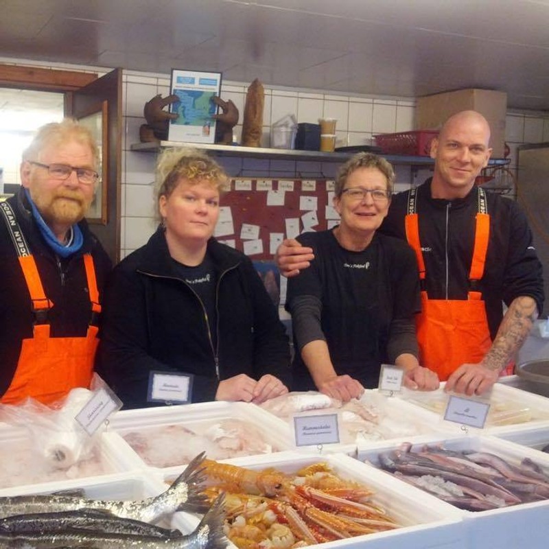 Tom, Maria, Anette og Richardt Neustrup har stået skulder ved skulder i Tom's Fiskebod. Men nu er det slut.