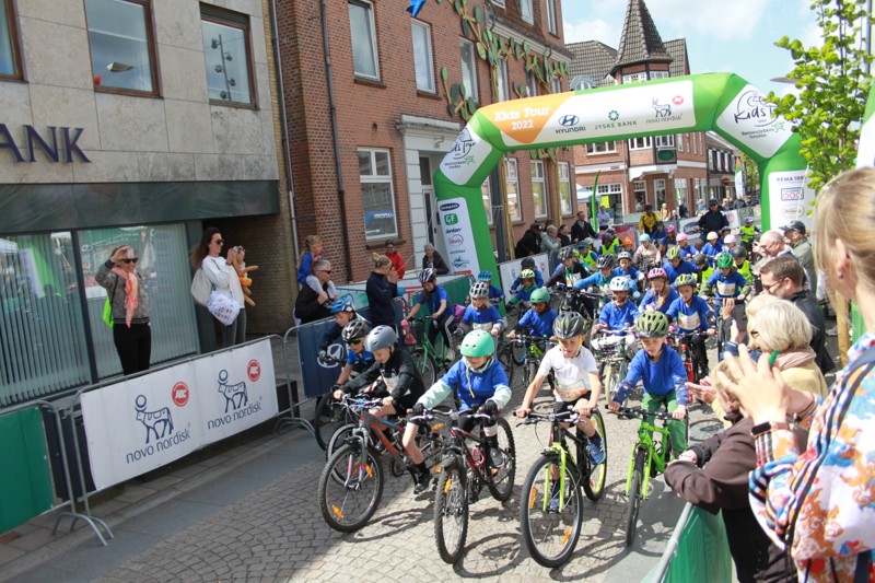 Cykelløbet "Kids Tour" bevæger sig i løbet af sommerhalvåret forbi en række byer i hele landet, der skiftes til at være vært. 