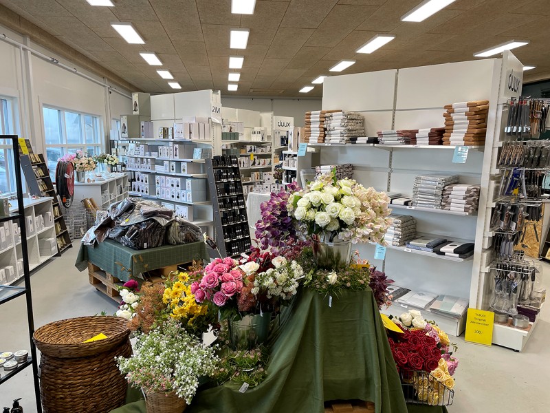 Der er masser af spændende og forskellige varer på hylderne i den fysiske butik på Mariagervej 3 i Hadsund.