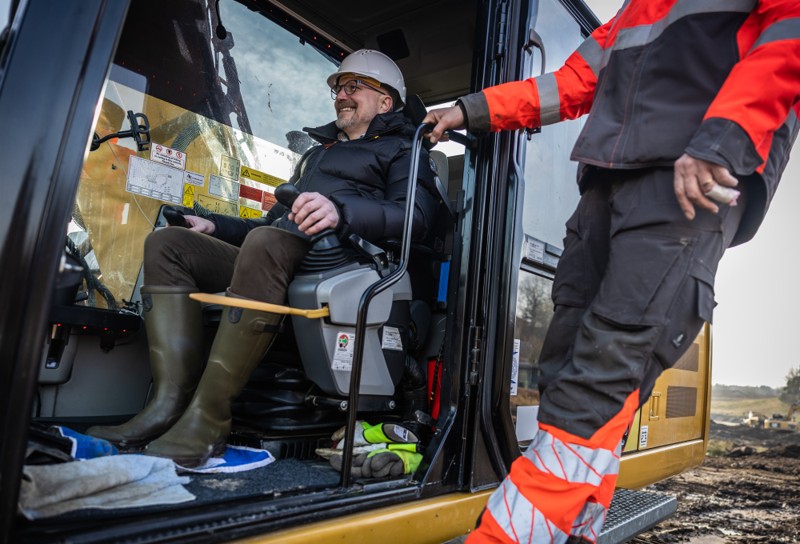 Borgmester Jesper Greth tog det første "spadestik" med gravemaskine og åbnede for vandet til Mastrup Bæk.