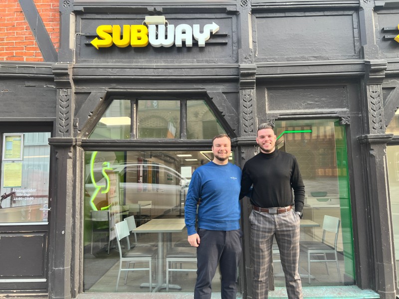 Ivar Apinis (tv.) er en efterhånden erfaren herre i fastfoodkæden. Nu overtager han Subway Østerågade sammen med Nicklas Beck Jensen (th.)