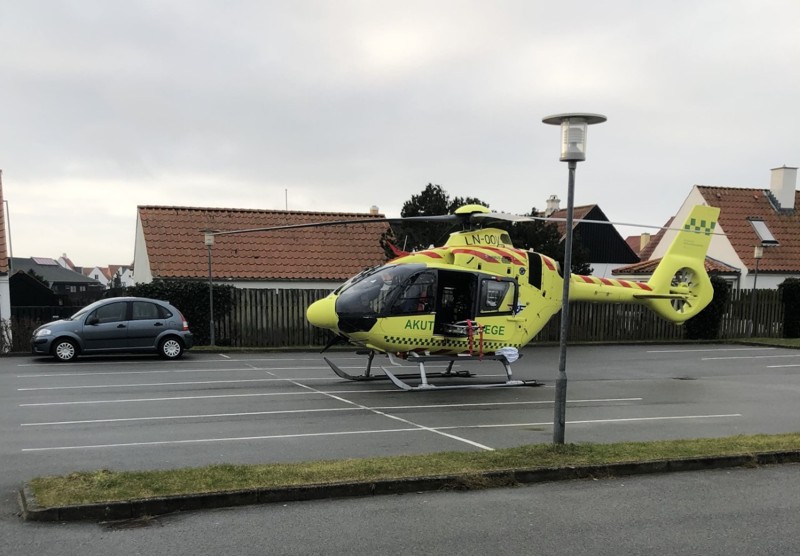Redningshelikopter parkerer mellem stregerne i Løkken. 