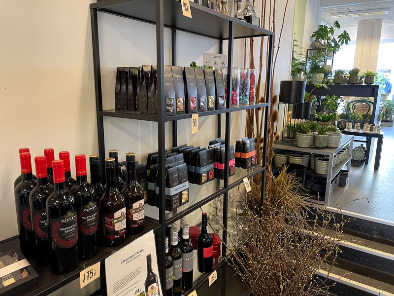 I butikken er der også et fint udvalg af vin, øl, chokolade og andet godt til gavekurven.