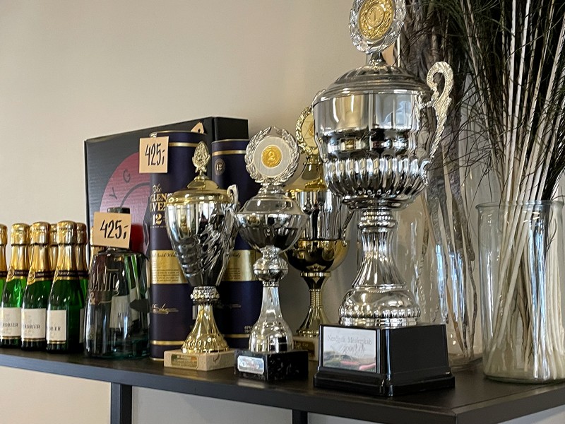 Lene Dahl Haldrup har i tidens løb hjemtaget forskellige titler i konkurrencer som blomsterdekoratør. Pokalerne kan ses i butikken. 