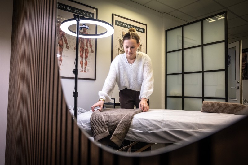 I et lokale på Reberbansgade 10 har 22-årige Sofie Møller skabt en lille oase, hvor du blandt andet kan få fysiurgisk massage.