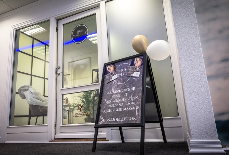 Du finder Hos Møller på Reberbansgade 10, hvor der også ligger et Tropic Sun-solcenter.