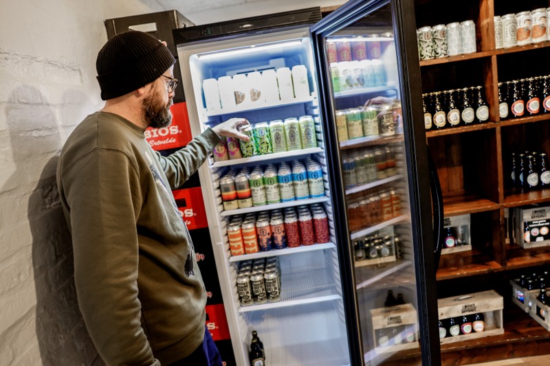 Lige nu kan man købe restlageret af de klassiske øl fra Løkken Bryghus, og de nye bryggere har også et en del af det øvrige sortiment med til Løkken.