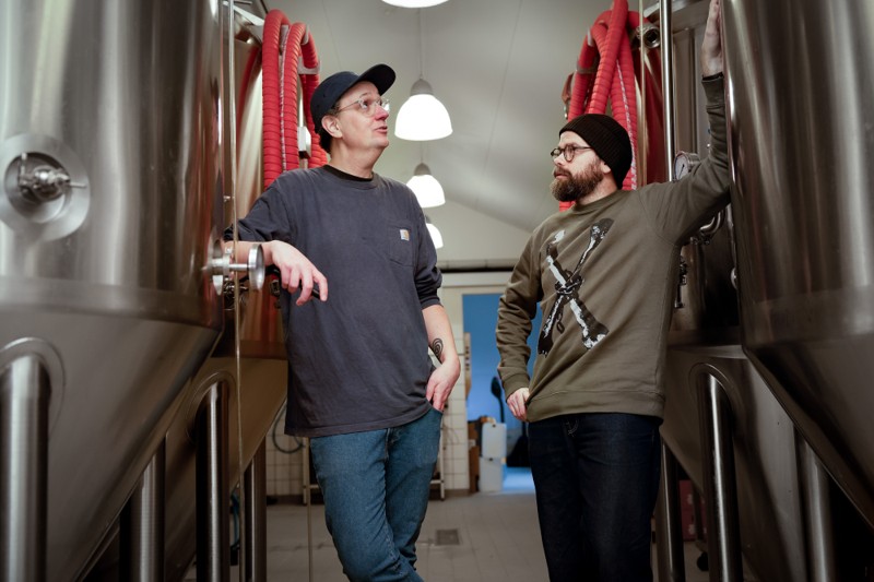 Medejerne af bryggeriet Too Old to die young Jakob Printzlau (tv) og Jesper Larsen er nu i fuld gang på Løkken Bryghus