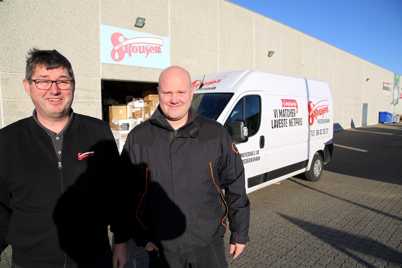 Kenneth Carlsen og montør Anders Bruun, der leverer og monterer hvidevarer i det meste af Vendsyssel.