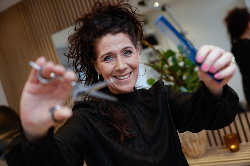 Klar til klip - Kitty Maagaard har åbnet frisørsalonen Hos Kitty i sit hjem, Hostrupvej 64 a i Hobro. - Jeg kan godt lide kundekontakten og at gøre folk glade, siger hun.