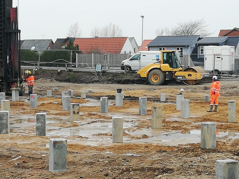 Byggeriet af den nye Rema 1000-butik i Nykøbing har ligget stille i en periode, men nu arbejdes der igen på livet løs.