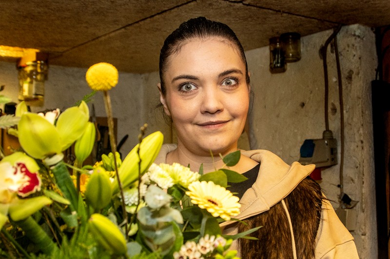 Janni Poulsen Hedegaard har åbnet blomsterbutik i den gamle stald bag privaten på Hovedgaden 20 i Skovsgård.