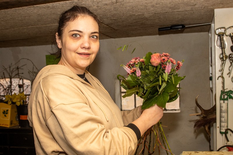 Janni Poulsen Skovsgaard er rigtigt i sit es, når hun binder blomster.