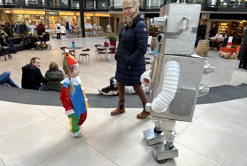 En lille, sød klovn møder den store robot. 
