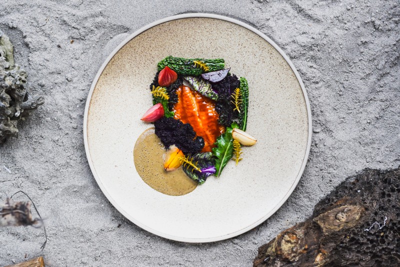 Emil Thaarup kreerer den endelige menu på dagen med udgangspunkt i dagens fangst af fisk samt årstidens råvarer.