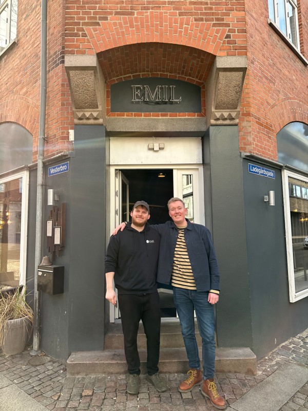 Emil Thaarup og Fredrik Hector Schmidt har samarbejdet, siden Restaurant Emil åbnede i august, og med middagen bringer de deres fælles visioner om samspillet mellem menu og øl et skridt videre.
