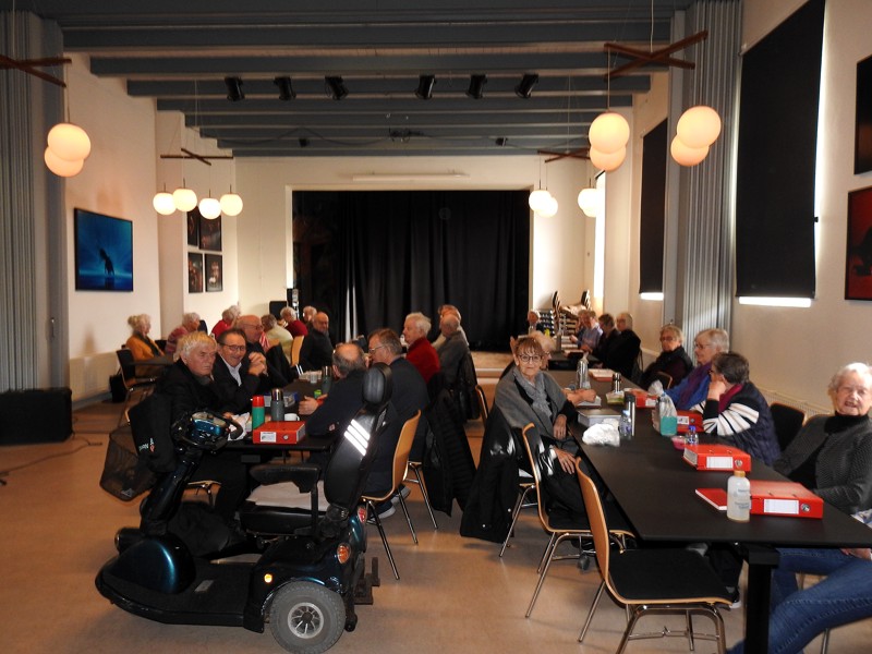 Denne mandag var det mødt et halvt hundrede op i kulturhuset, Den Svenske Sømandskirke.