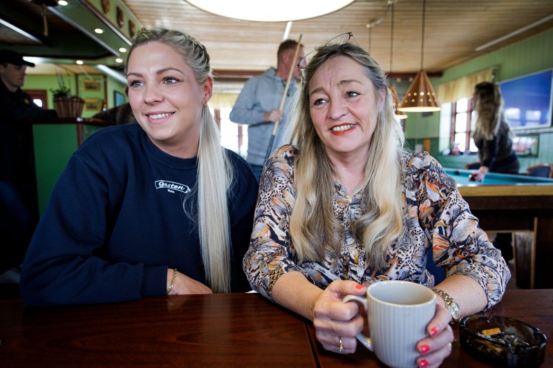 Gasten, der er et kendt værtshus i Hune, åbner ny restaurant med stor gårdhave. Amalie Thomsen, der er udlært kok, står for køkkenet, mens Anette Møller Larsen er direktør.