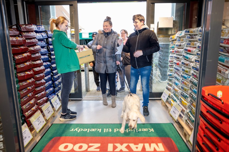 Ida Bjørnskov havde taget sin golden retriever Balder med til åbningen. Balder er fem og en halv måned gammel og førte sig selvsikkert frem.