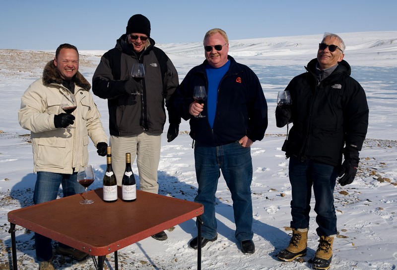 Her er det den tidligere fisker fra Hirtshals nr. 3 fra venstre Preben Thomsen, der drikker et glas rødvin i 32 graders frost i Nordgrønland.