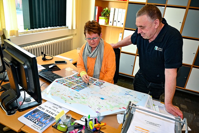De sidste forberedelser gøres hos Thy Vent og Naturcenter før weekendens messetur. Bente Andersen, kontorassistent og Tommy Bang Jensen, indehaver.