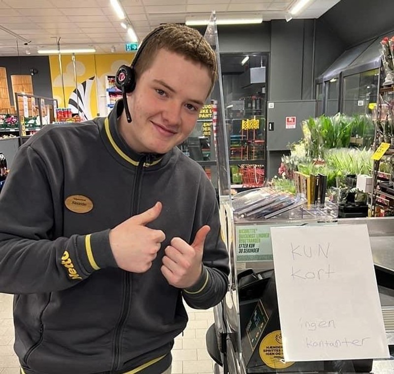 kassemand Alexander Krogh Nielsen hjalp lille pige, der manglede 15 kroner til at købe en bamse i Netto