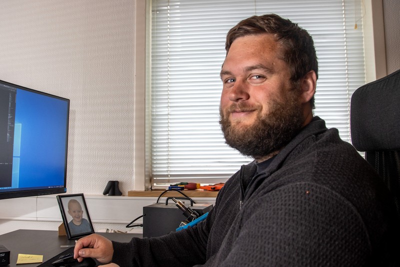 Iværksætteren Miklas Poulsen har lejet en kontorplads på Terndrupvej i Brovst hos kammeraterne fra Tranum, vinkælderproducenten Vinorage.