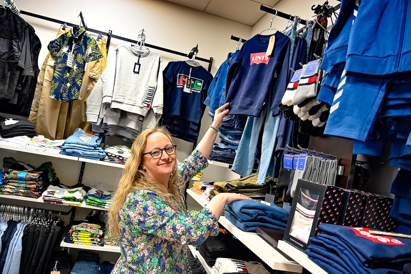 Med tøj til de store børn og de helt små, i mange prisniveauer , har Mette Krabbe opbygget en trofast kundebase, der er god til at støtte butikken.