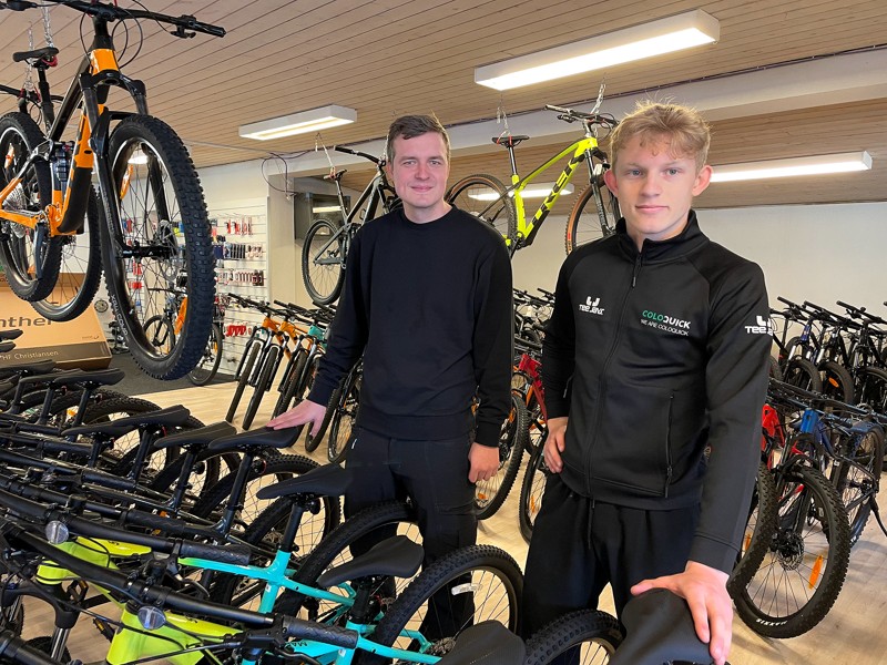 Flemming Vejs (tv), daglig leder af Vesthimmerlands Cykelcenter i Aars og Anders Sørensen (th), lærling.