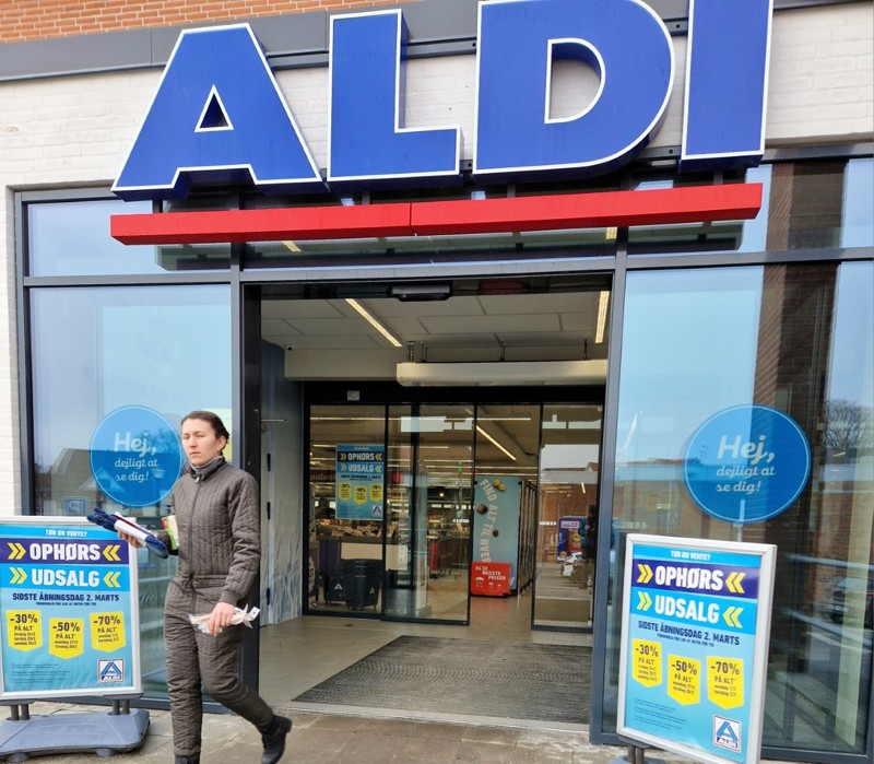 Med to dage tilbage af sin lokale levetid, er varerne blevet få i Aldi i Aars Der jages dog stadig efter gode tilbud.